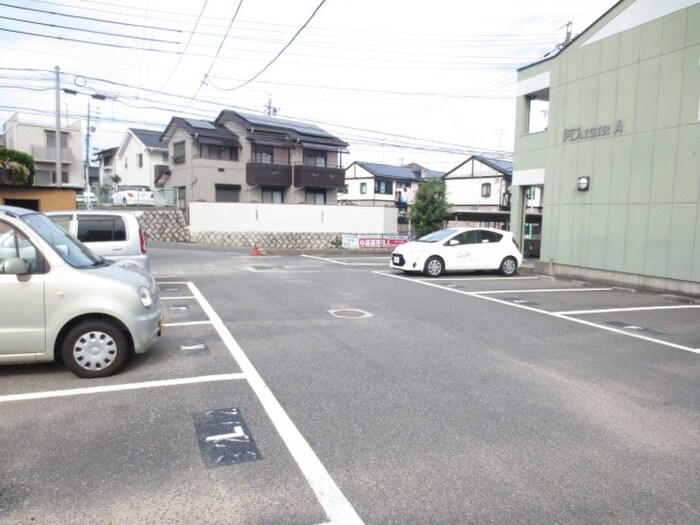 物件外観写真6　(駐車場)