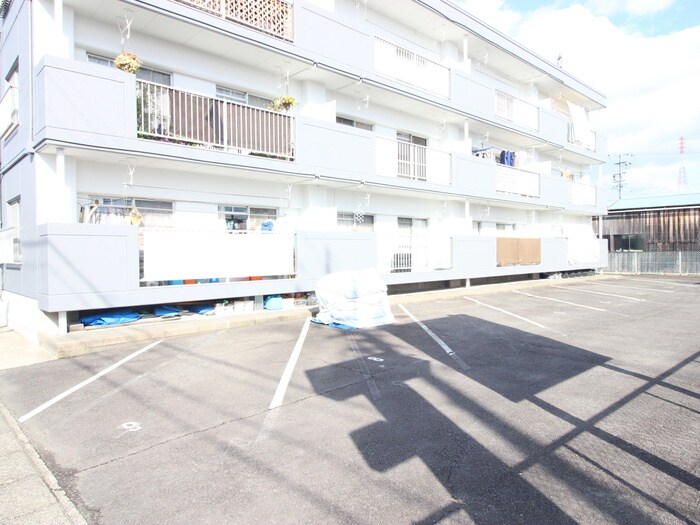 物件外観写真3　(駐車場)