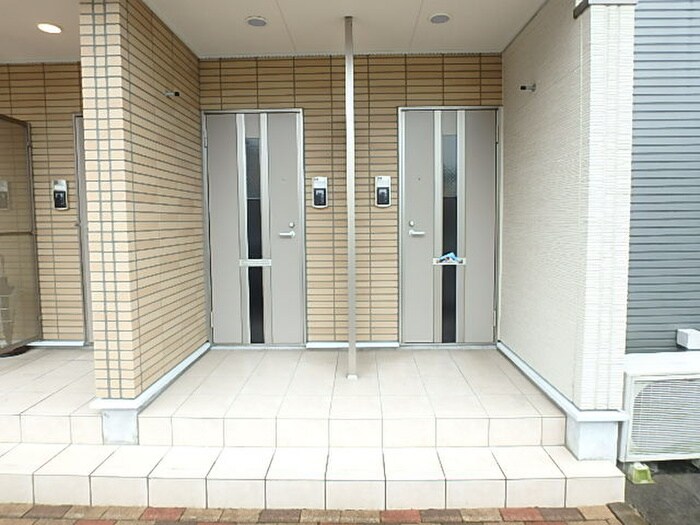 物件外観写真3　(エントランス部分)