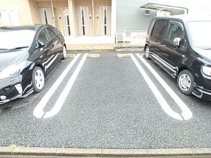 物件外観写真4　(駐車場)