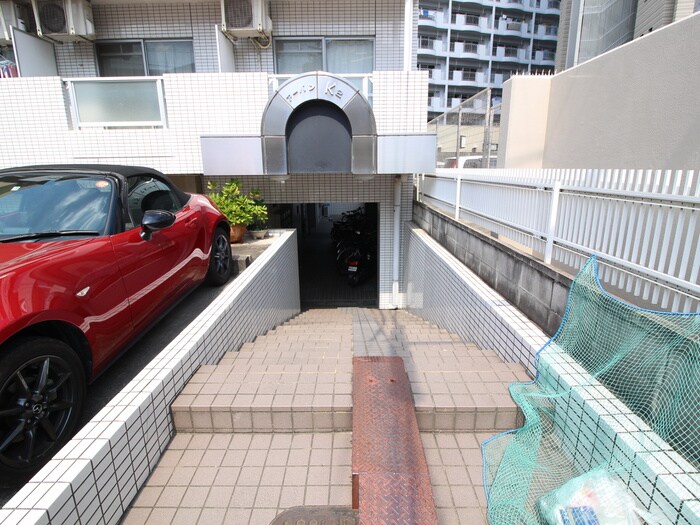 物件外観写真3　(エントランス部分)