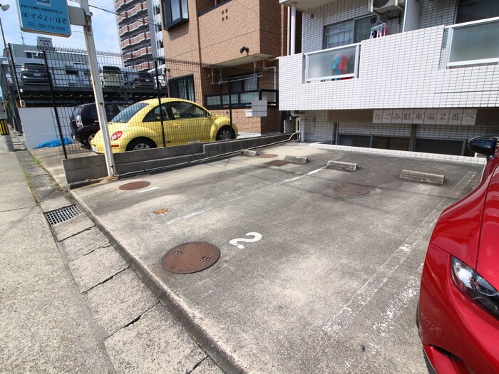 物件外観写真4　(駐車場)