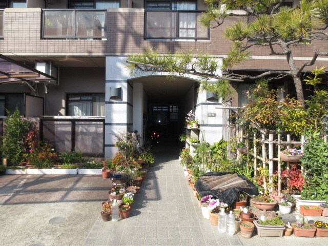 物件外観写真3　(エントランス部分)