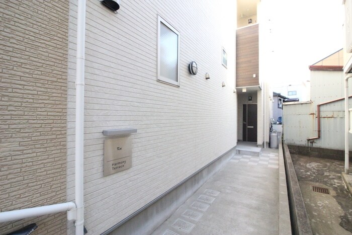 物件外観写真2　(エントランス部分)