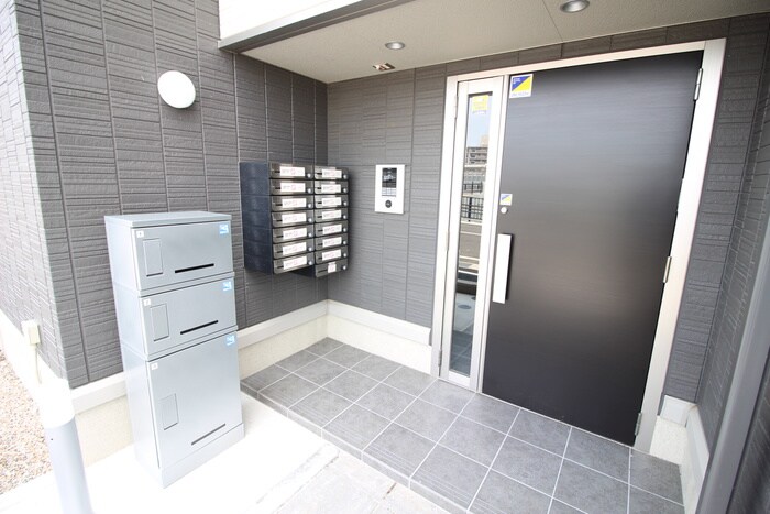 物件外観写真4　(エントランス部分)