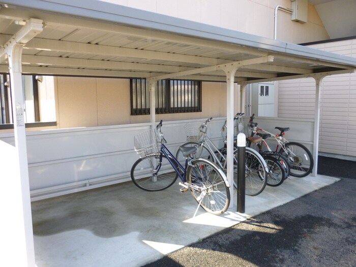 物件外観写真3　(駐輪場)