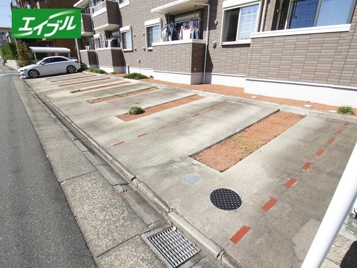 物件外観写真3　(駐車場)