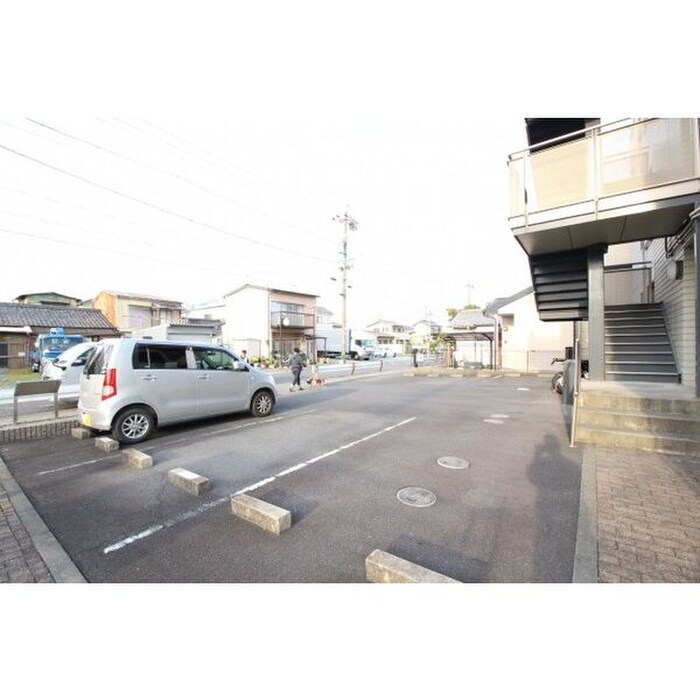 物件外観写真4　(駐車場)