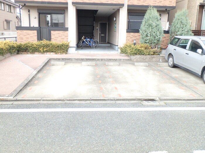 物件外観写真5　(駐車場)