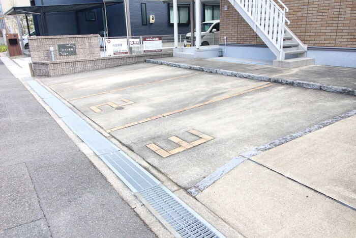 物件外観写真3　(駐車場)