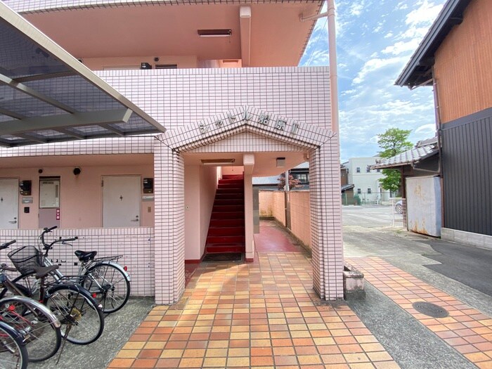 物件外観写真2　(エントランス部分)