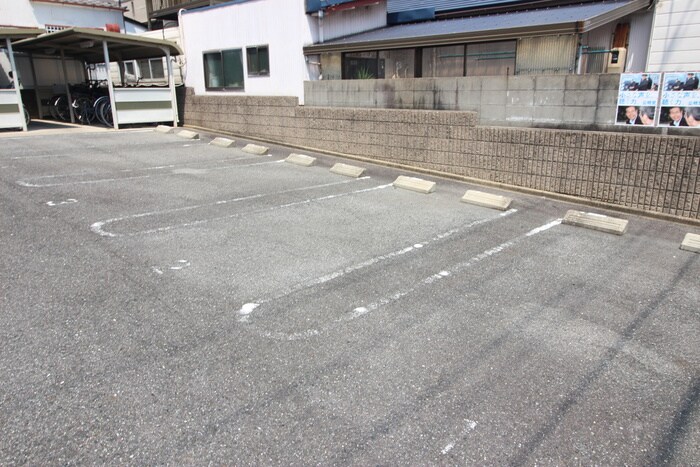 物件外観写真5　(駐車場)