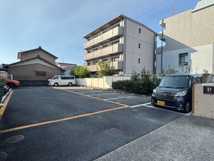 物件外観写真4　(駐車場)