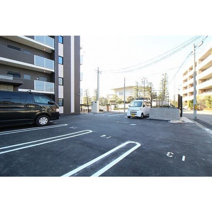 物件外観写真3　(駐車場)