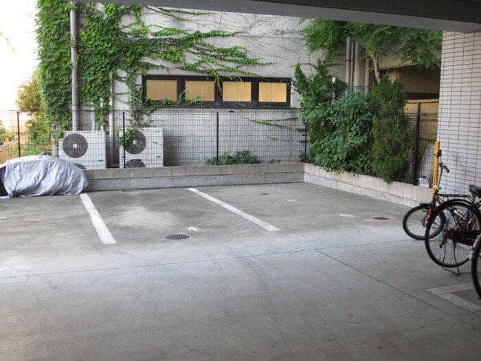 物件外観写真4　(駐車場)