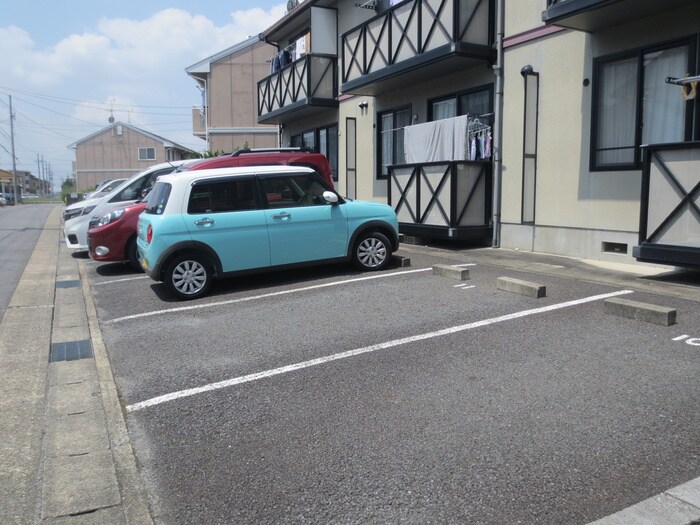 物件外観写真5　(駐車場)