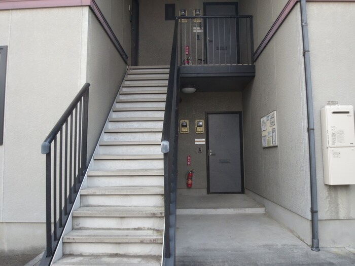 物件外観写真6　(エントランス部分)