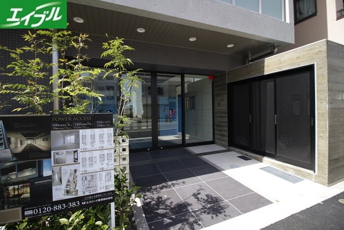 物件外観写真2　(エントランス部分)