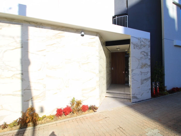 物件外観写真2　(エントランス部分)