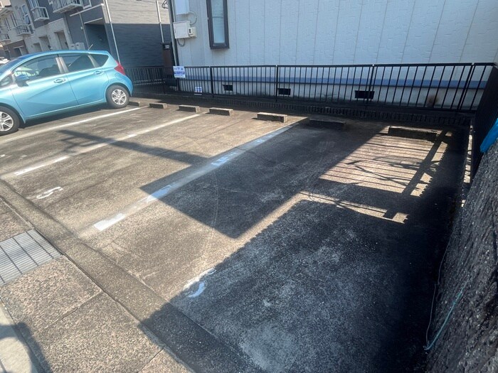 物件外観写真3　(駐車場)