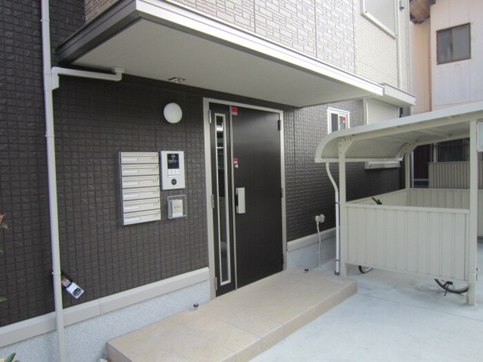 物件外観写真3　(エントランス部分)