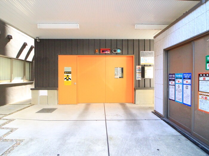 物件外観写真4　(駐車場)