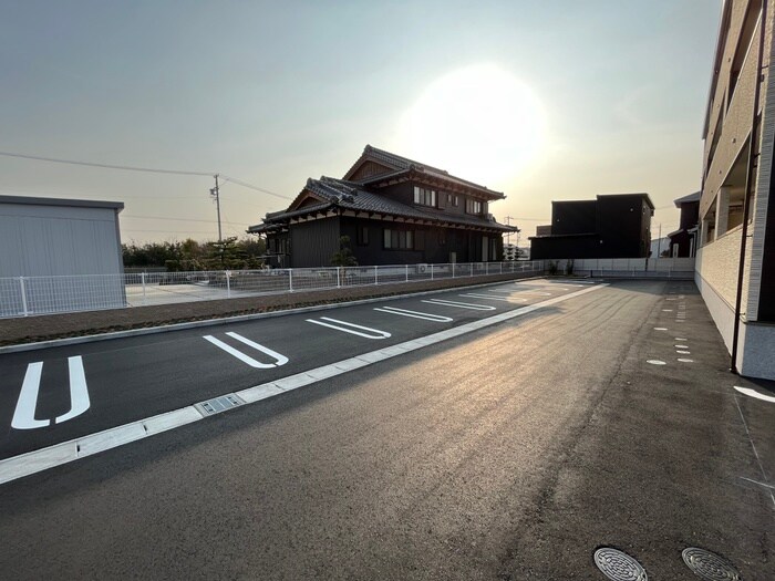 物件外観写真2　(駐車場)