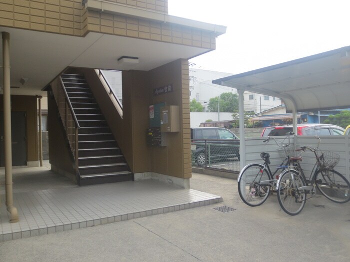 物件外観写真3　(エントランス部分)