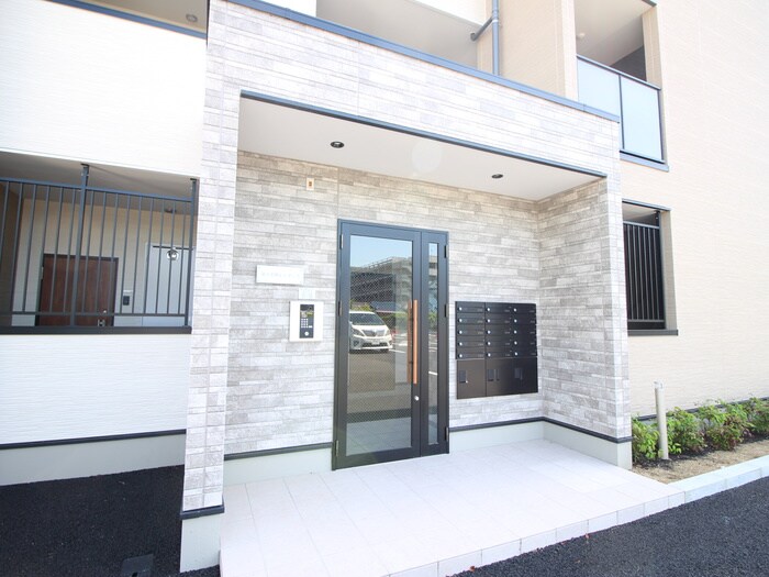 物件外観写真2　(エントランス部分)