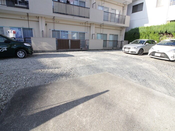 物件外観写真3　(駐車場)