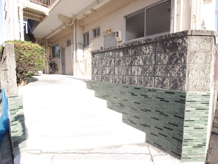 物件外観写真6　(エントランス部分)