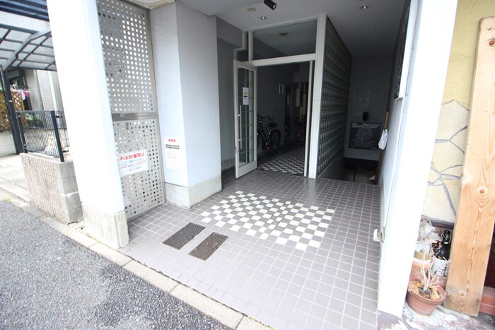 物件外観写真2　(エントランス部分)