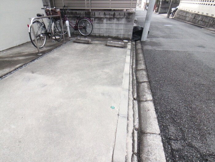 物件外観写真6　(駐車場)