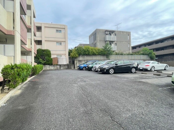 物件外観写真3　(駐車場)
