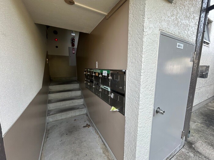 物件外観写真5　(エントランス部分)