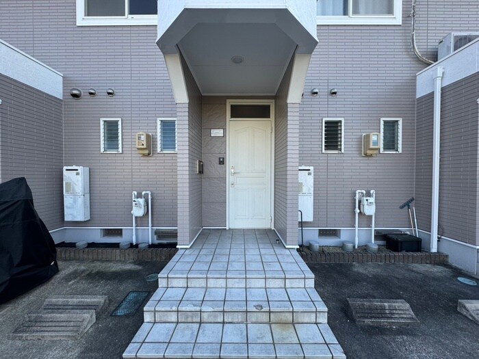 物件外観写真5　(エントランス部分)