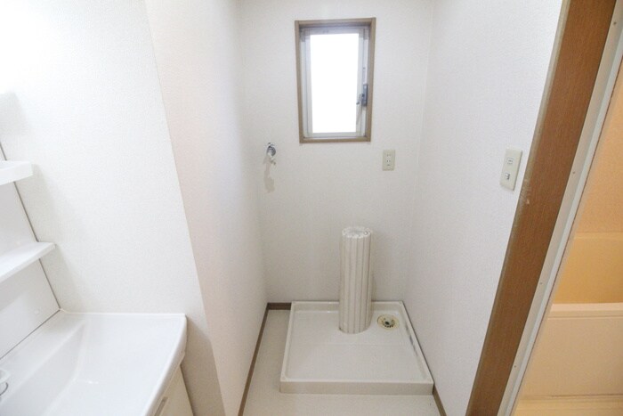 物件内観写真15　(洗濯機置場)