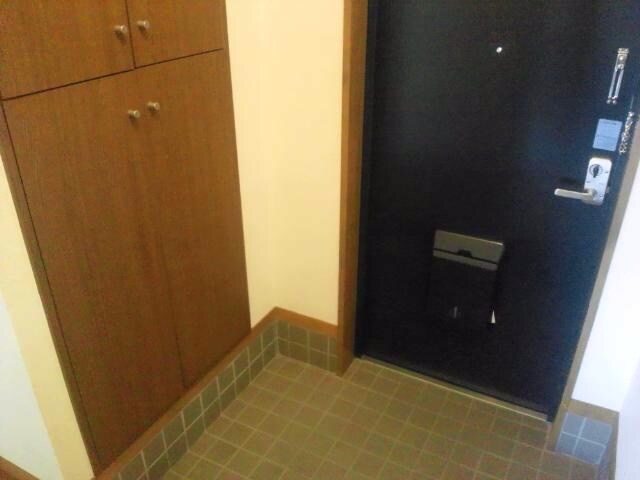 物件内観写真4　(玄関)