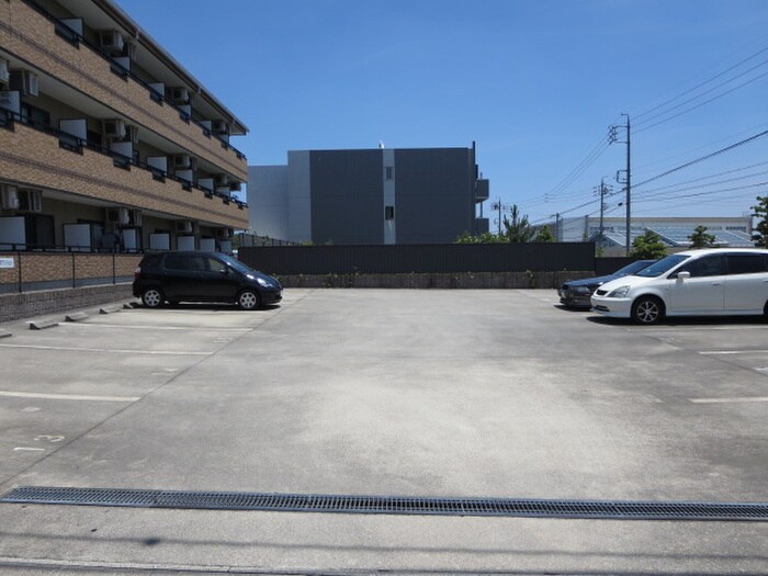 物件外観写真2　(駐車場)