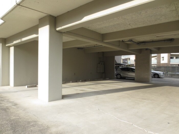 物件外観写真4　(駐車場)