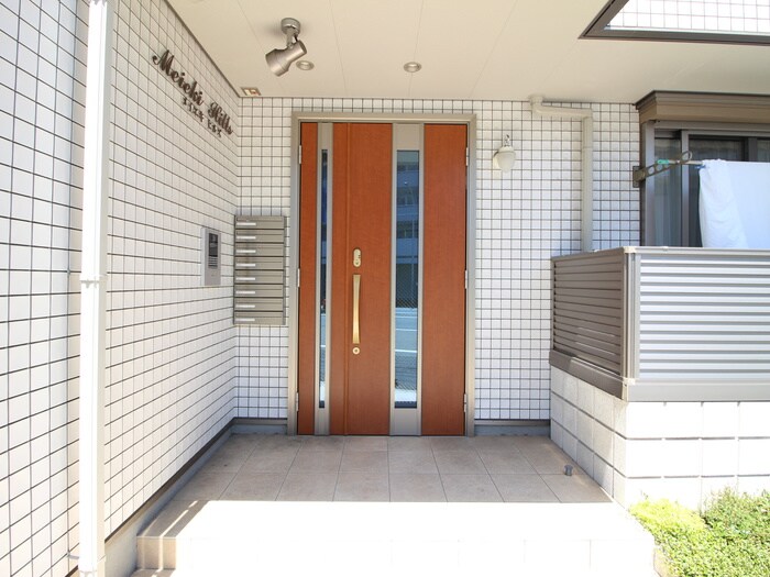 物件外観写真3　(エントランス部分)