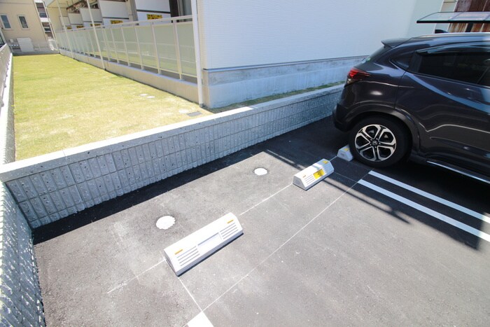 物件外観写真5　(駐車場)