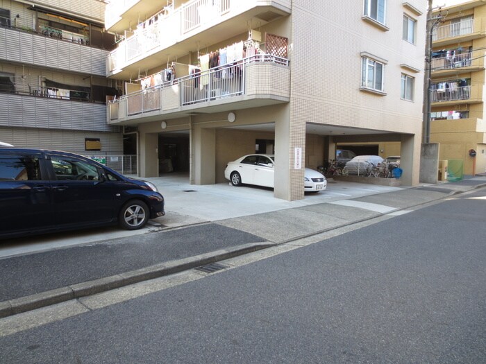 物件外観写真4　(駐車場)