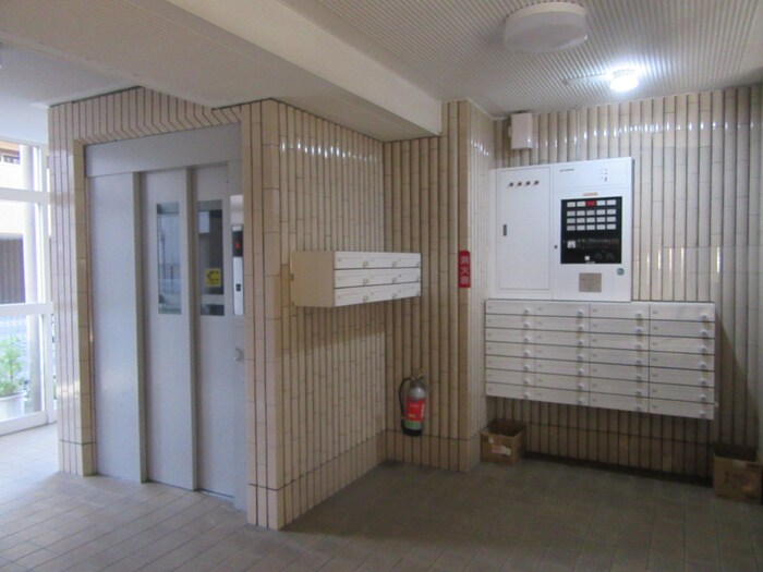 物件外観写真6　(エントランス部分)