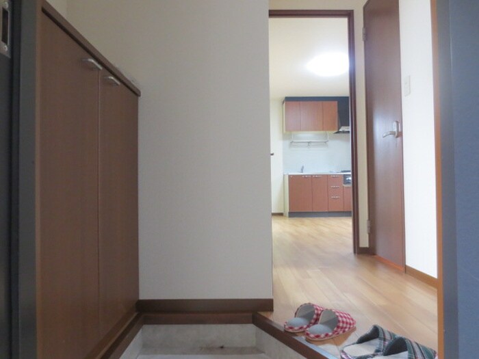 物件内観写真4　(玄関)