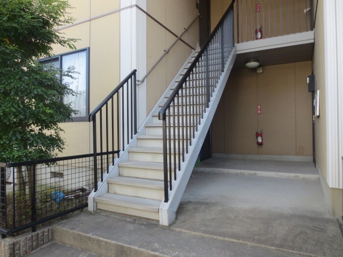 物件外観写真3　(エントランス部分)