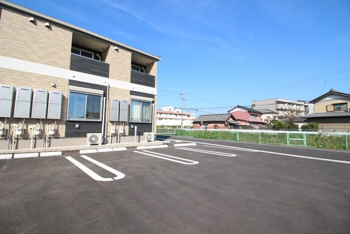 物件外観写真3　(駐車場)