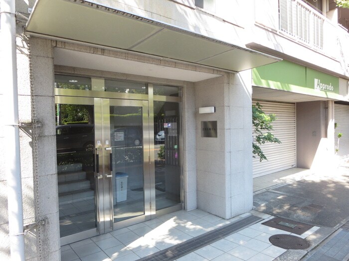 物件外観写真3　(エントランス部分)