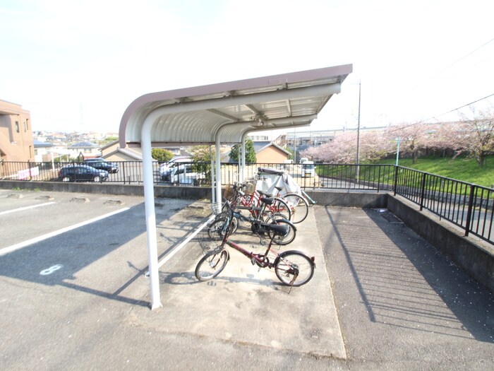 物件外観写真4　(駐輪場)