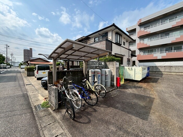 物件外観写真4　(駐輪場)